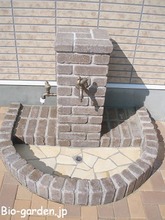 煉瓦と天然石の立水栓