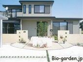 花壇のある優しいアプローチ　　　　　　　　　【大木町　Ｎ邸】