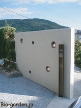 丸い小窓の塗り壁
