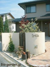 枕木と小窓の門塀 枕木と小窓の門塀