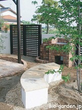 バーベキュー炉とベンチの庭