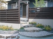 石と瓦を活かしたアプローチ