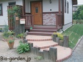 古枕木とタイルのアプローチ